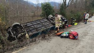 Bus con adultos mayores volcó camino a Termas Manquecura en Panguipulli: Más de 30 lesionados