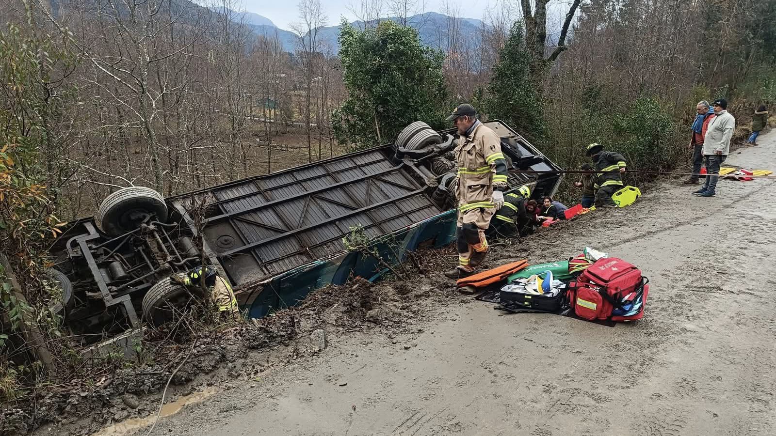 Bus con adultos mayores volcó camino a Termas Manquecura en Panguipulli: Más de 30 lesionados