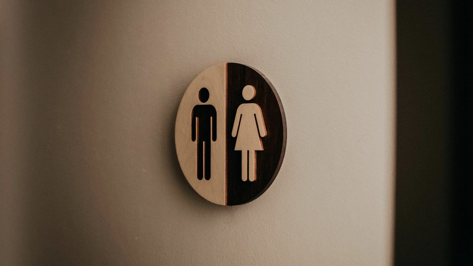 Arresto domiciliario para hombre acusado de grabar a más de 40 mujeres en baños públicos de Valdivia