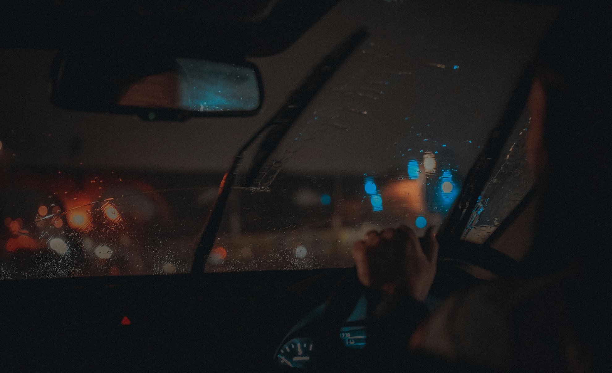 Asaltantes abordan a taxista y le roban el auto en Los Lagos
