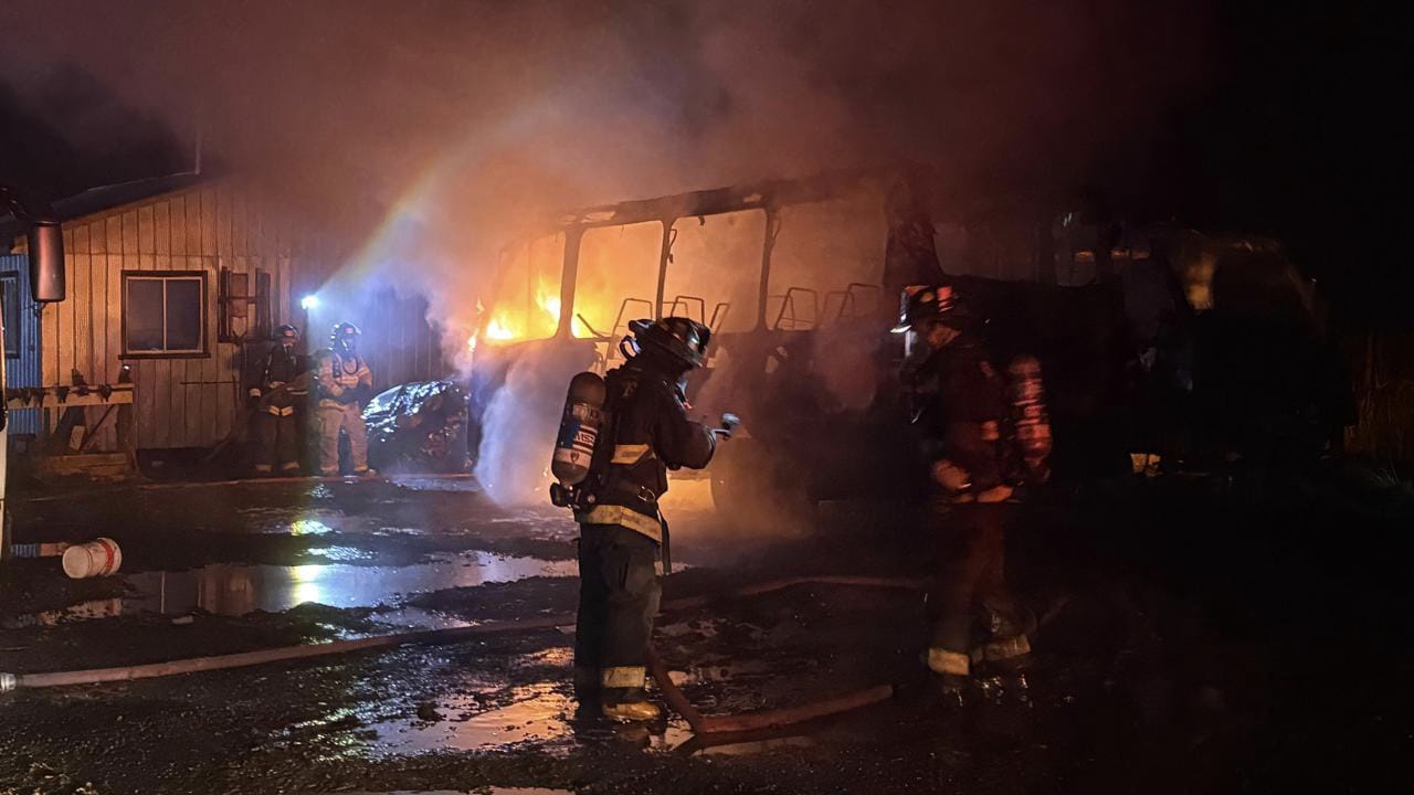 Investigan incendio que destruyó dos buses en Río Bueno: Daños superan los $14 millones
