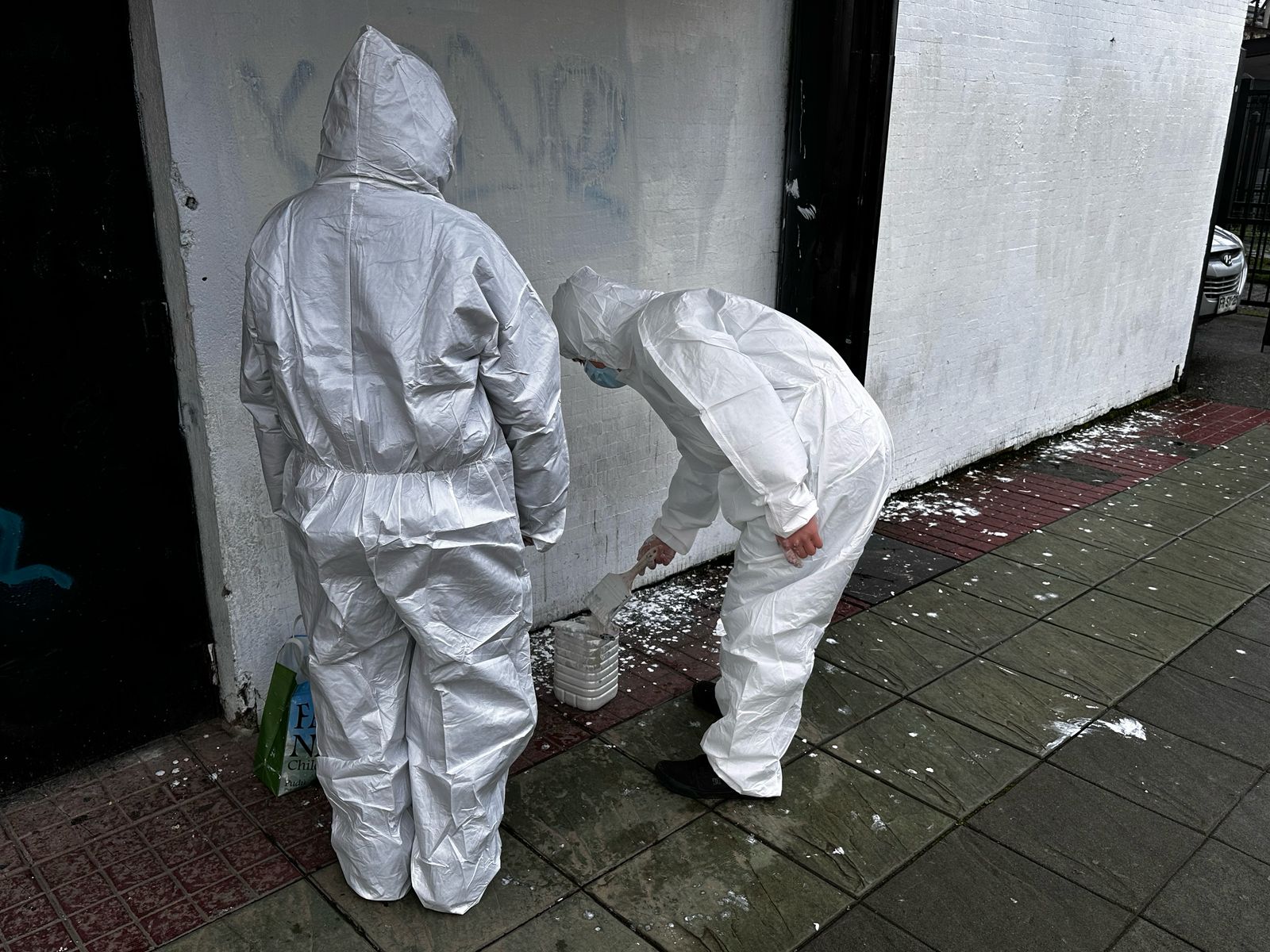 Inédito en Valdivia: Jóvenes debieron repintar muro del municipio tras querella por rayado