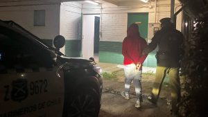 Golpearon a tres guardias y huyeron: detienen a uno de los implicados en violento robo a tienda Rosen en Valdivia