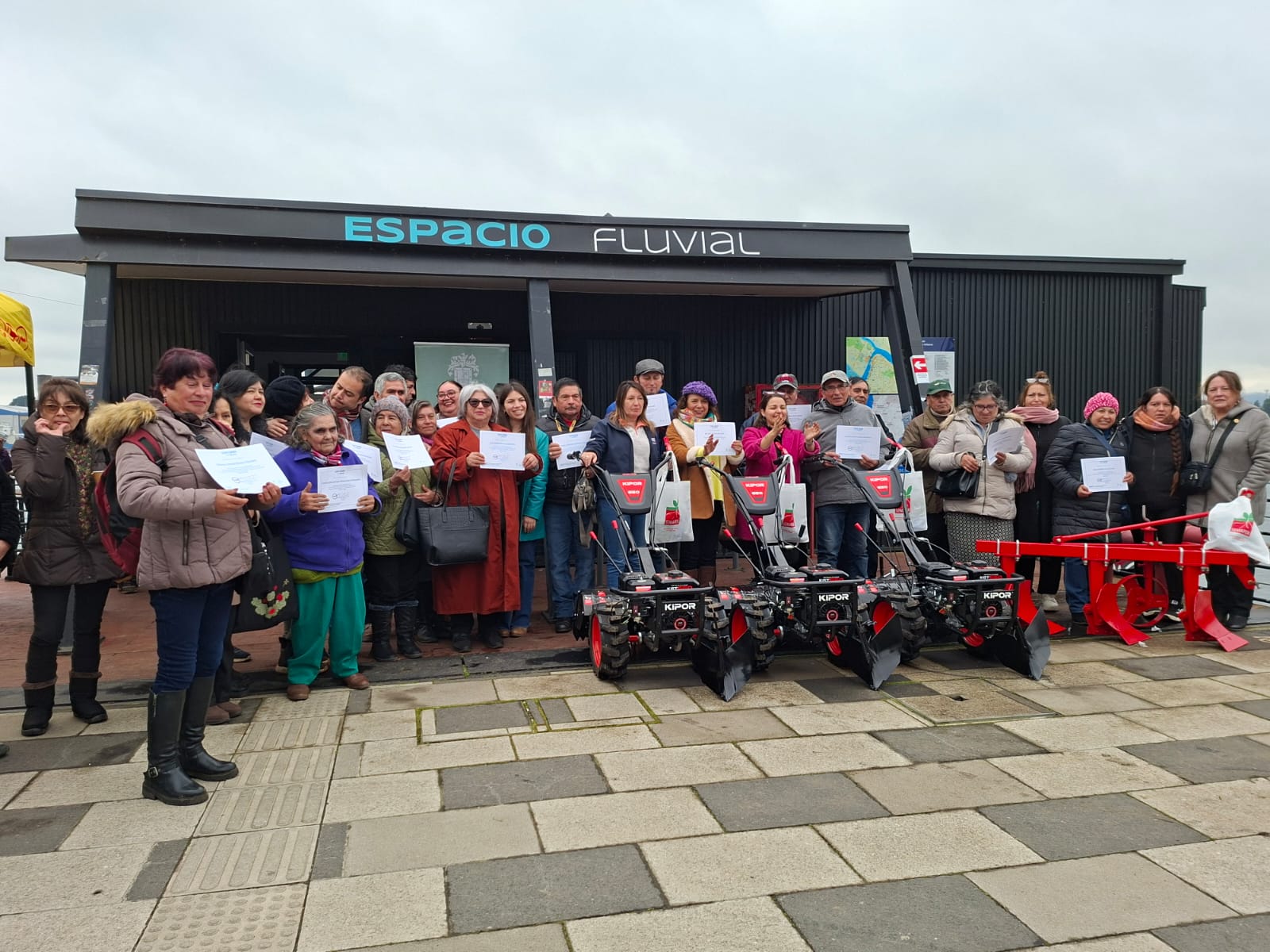 Entregan incentivos agrícolas por más de $46 millones a familias rurales de Valdivia