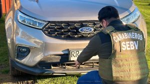 Detienen a mujer en Valdivia por conducir vehículo robado con patentes falsas