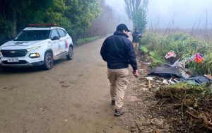 Valdivia: Municipio anuncia acciones tras denuncia por vertimiento ilegal de basura en humedal