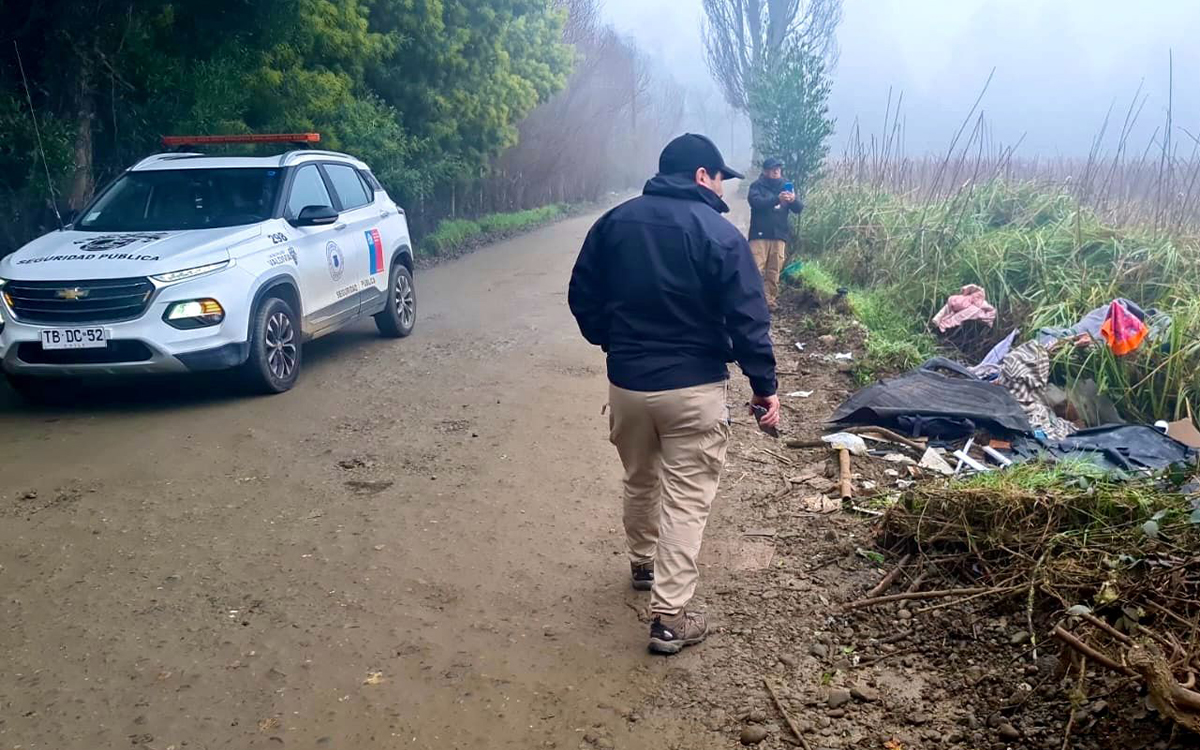 Valdivia: Municipio anuncia acciones tras denuncia por vertimiento ilegal de basura en humedal
