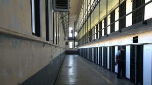 Corte de Valdivia revoca cautelar y envía a prisión a imputado por caída fatal desde capot de auto