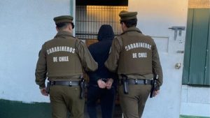 Persecución en Valdivia termina con un detenido tras chocar auto robado contra una casa