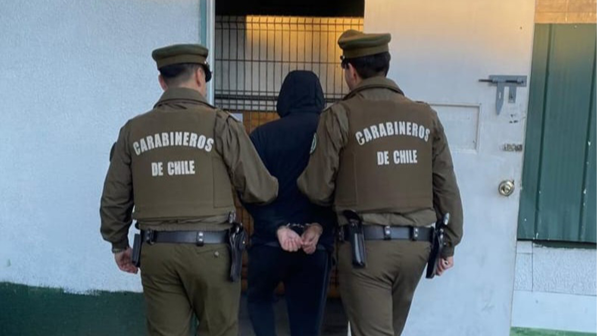 Persecución en Valdivia termina con un detenido tras chocar auto robado contra una casa