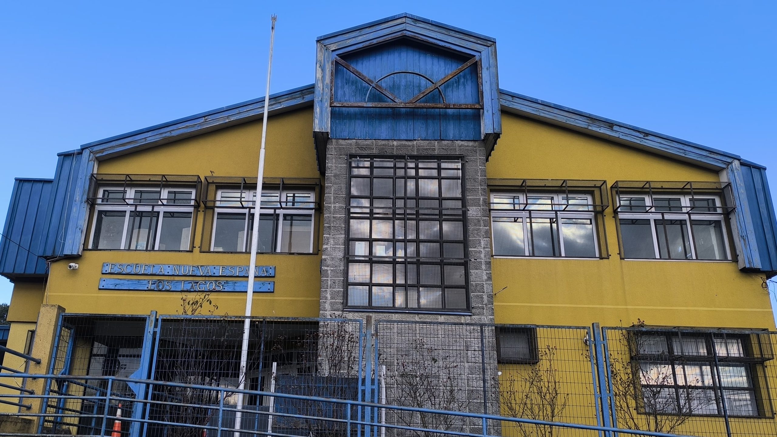 Falla en caldera mantiene a más 500 estudiantes sin clases en Escuela Nueva España de Los Lagos