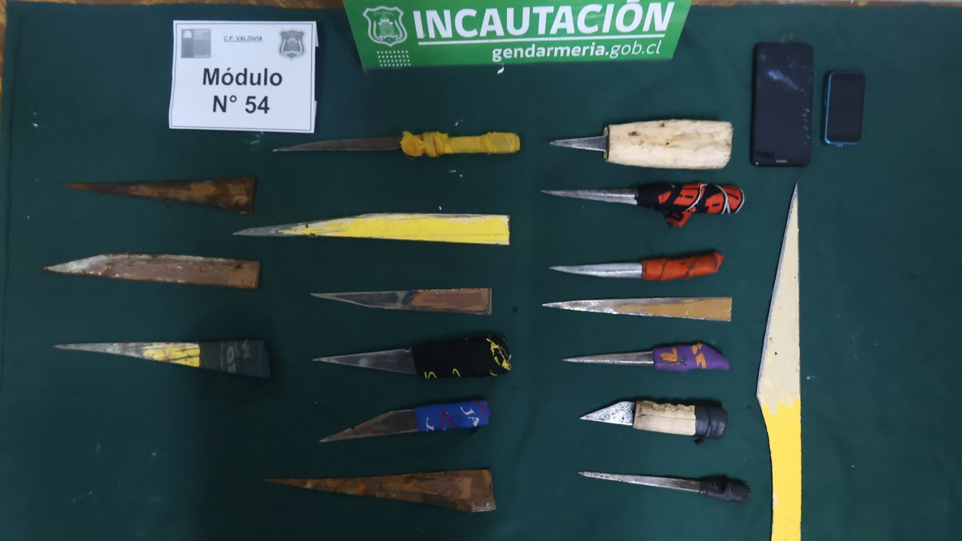 Incautan más de 100 armas hechizas y celulares en operativos en cárcel de Valdivia