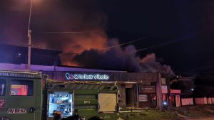 Incendio consumió por completo una vivienda y oficinas en el centro de Panguipulli