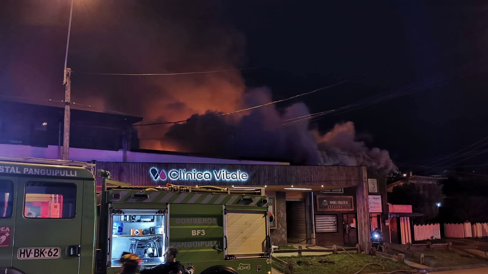 Incendio consumió por completo una vivienda y oficinas en el centro de Panguipulli