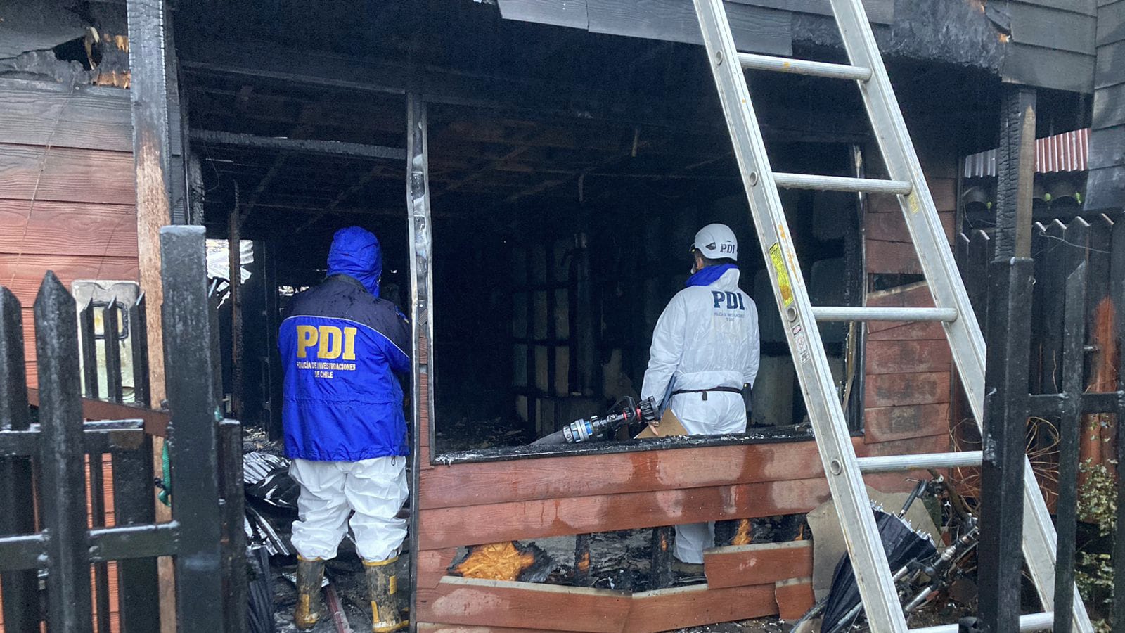 Incendio deja cuatro personas fallecidas en Valdivia: Dos eran menores de edad