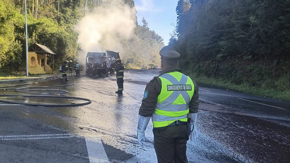 Incendio de camión con 7 mil litros de petróleo mantiene el tránsito suspendido en ruta Paillaco-Valdivia