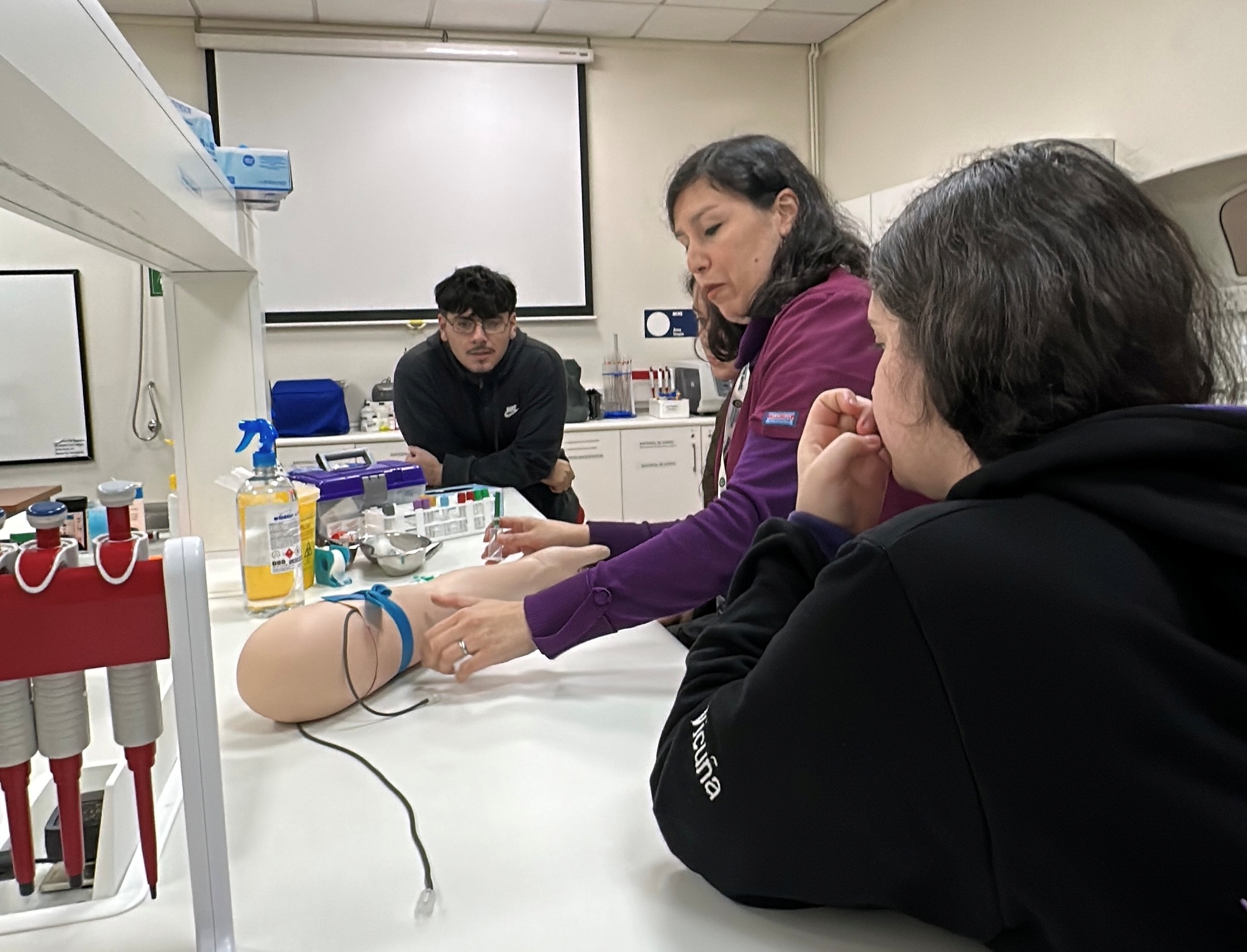 Más de 1.200 jóvenes recorren laboratorios y talleres en la feria “Descubre USS” en Valdivia