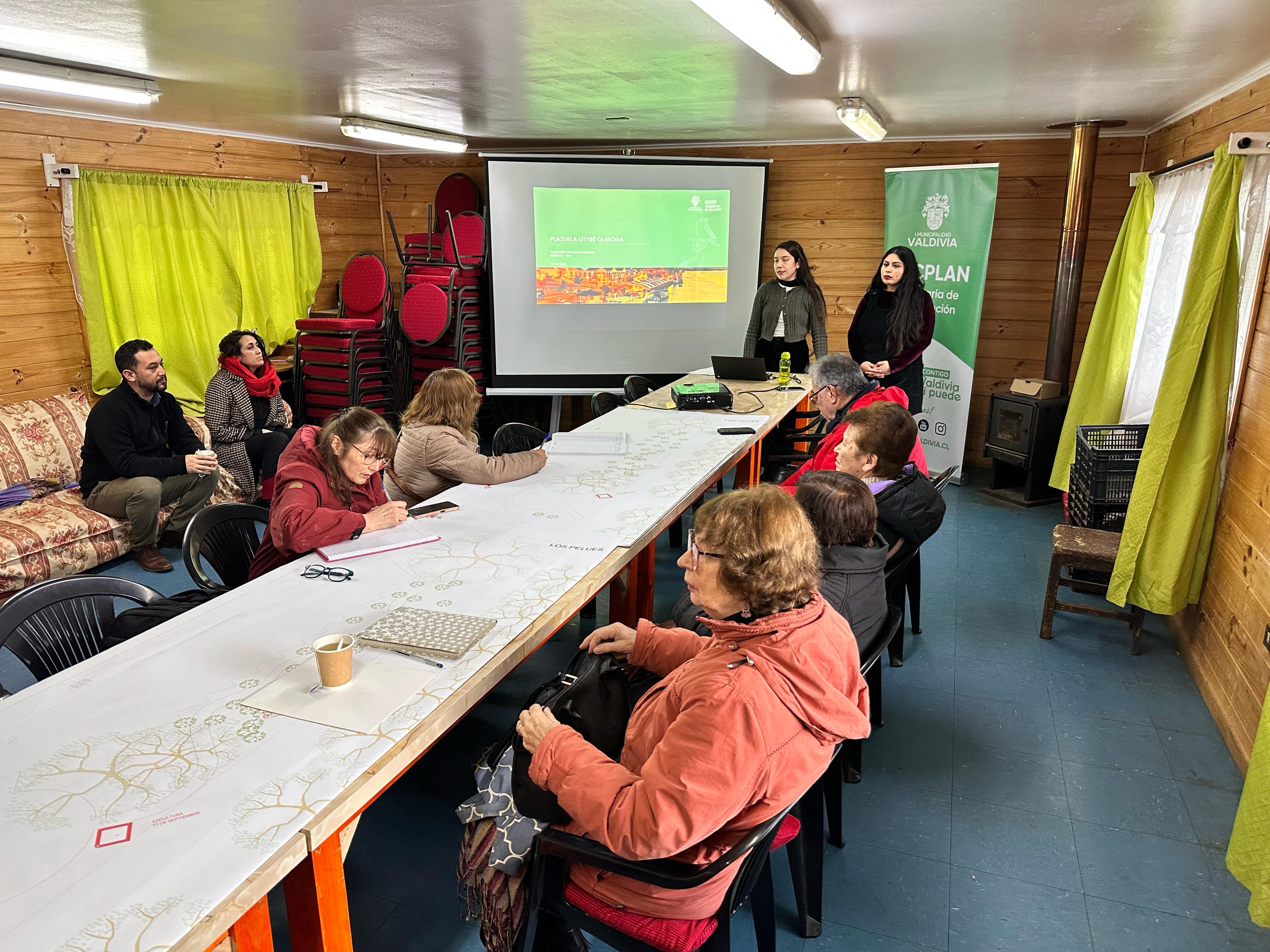 Valdivia proyecta recuperación de la Plazuela Littré Quiroga junto a ex presos políticos y vecinos