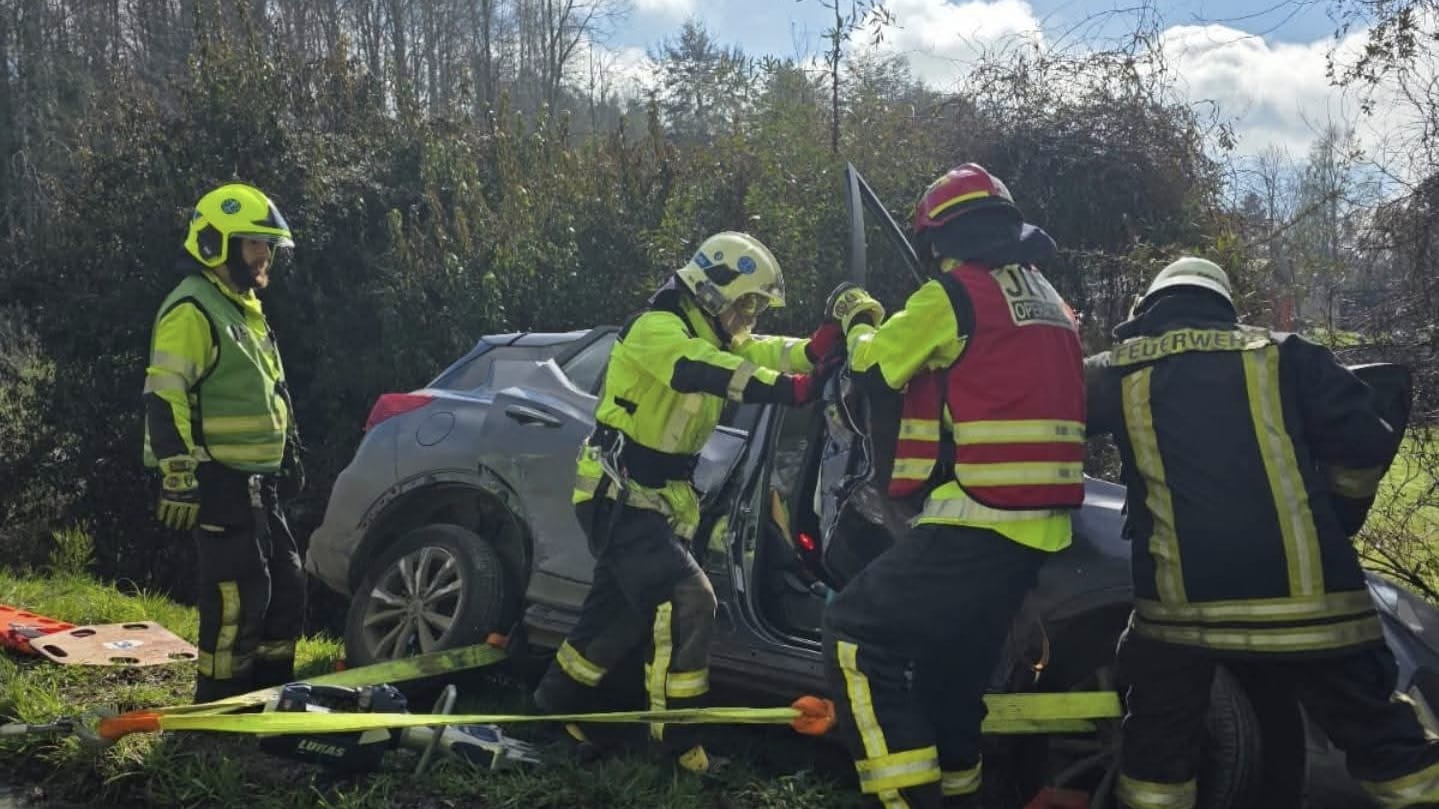 Colisión de dos vehículos en cruce La Betonera deja a varias personas lesionadas en Paillaco