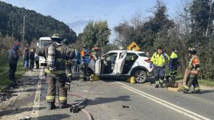 Colisión de vehículos en salida sur de Valdivia deja a una persona en riesgo vital y varios lesionados