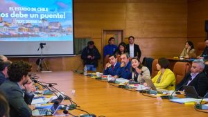 Alcaldesa Amtmann exige avances en Puente Cochrane y doble vía ante Comisión de Obras Públicas