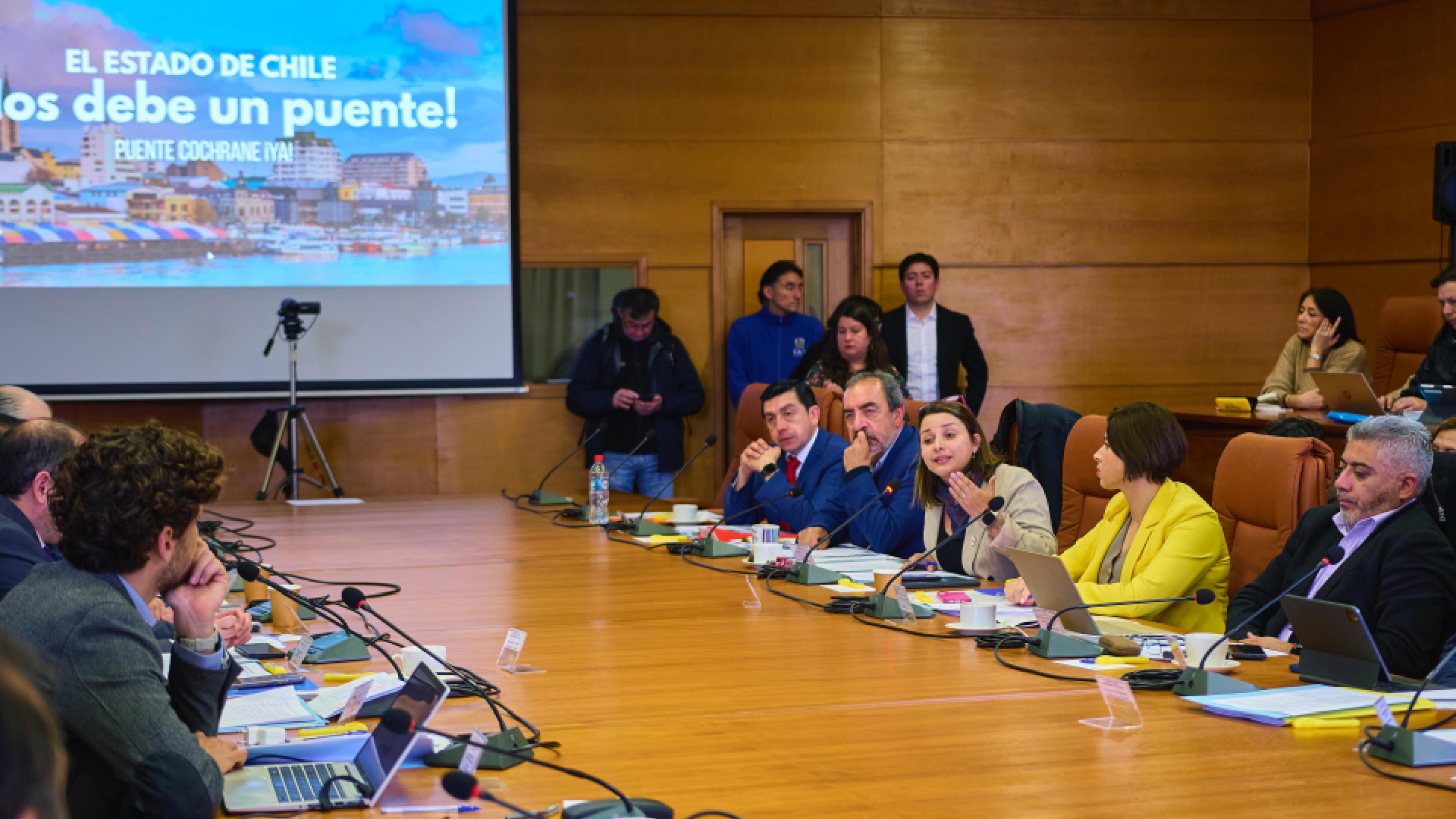 Alcaldesa Amtmann exige avances en Puente Cochrane y doble vía ante Comisión de Obras Públicas