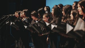 Los Ríos cantará a Gabriela Mistral con emotivo encuentro coral gratuito en Valdivia