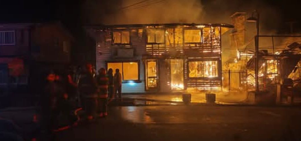 Incendio destruyó dos viviendas y dejó a un adulto mayor fallecido en Futrono
