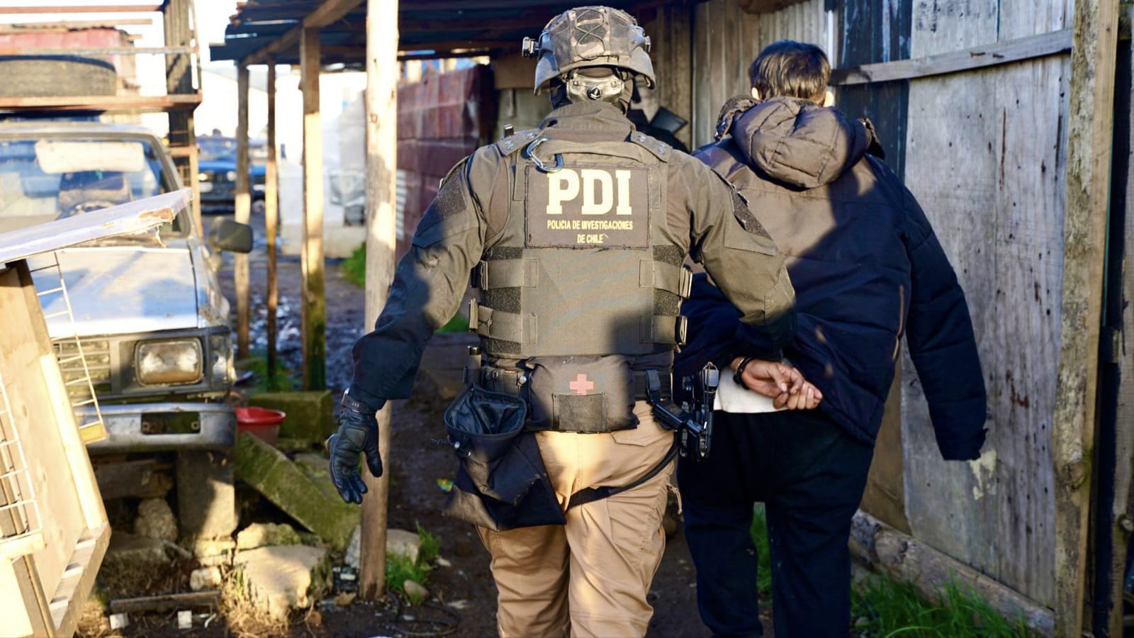 Masivo allanamiento en Valdivia deja a seis detenidos por tráfico de drogas: Dos son menores de edad