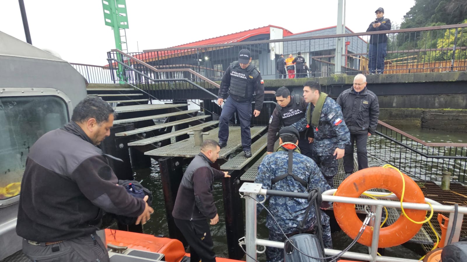 Cuatro tripulantes fueron rescatados tras naufragio de Catamarán en Corral