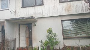 Adultos mayores acusan a Obras Municipales de Valdivia por permiso “irregular” a clínica que dañó su casa