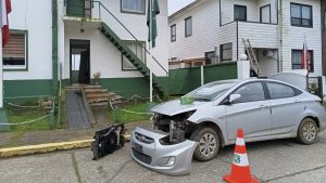 Detienen a dos hombres en Corral tras ser sorprendidos desarmando auto robado en La Araucanía
