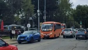 Alcaldesa Amtmann anuncia reparación de calle principal de sector Isla Teja tras autorización de Serviu