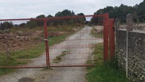 “Solo residentes”: Vecino de Curiñanco denuncia cierre de accesos a playas con portones y letreros