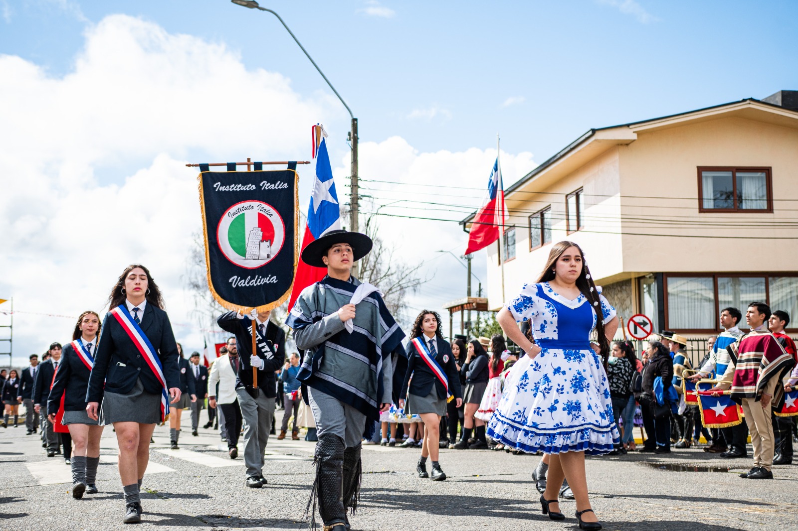 Anuncian cortes de tránsito en diversas calles céntricas por desfile de Fiestas Patrias en Valdivia