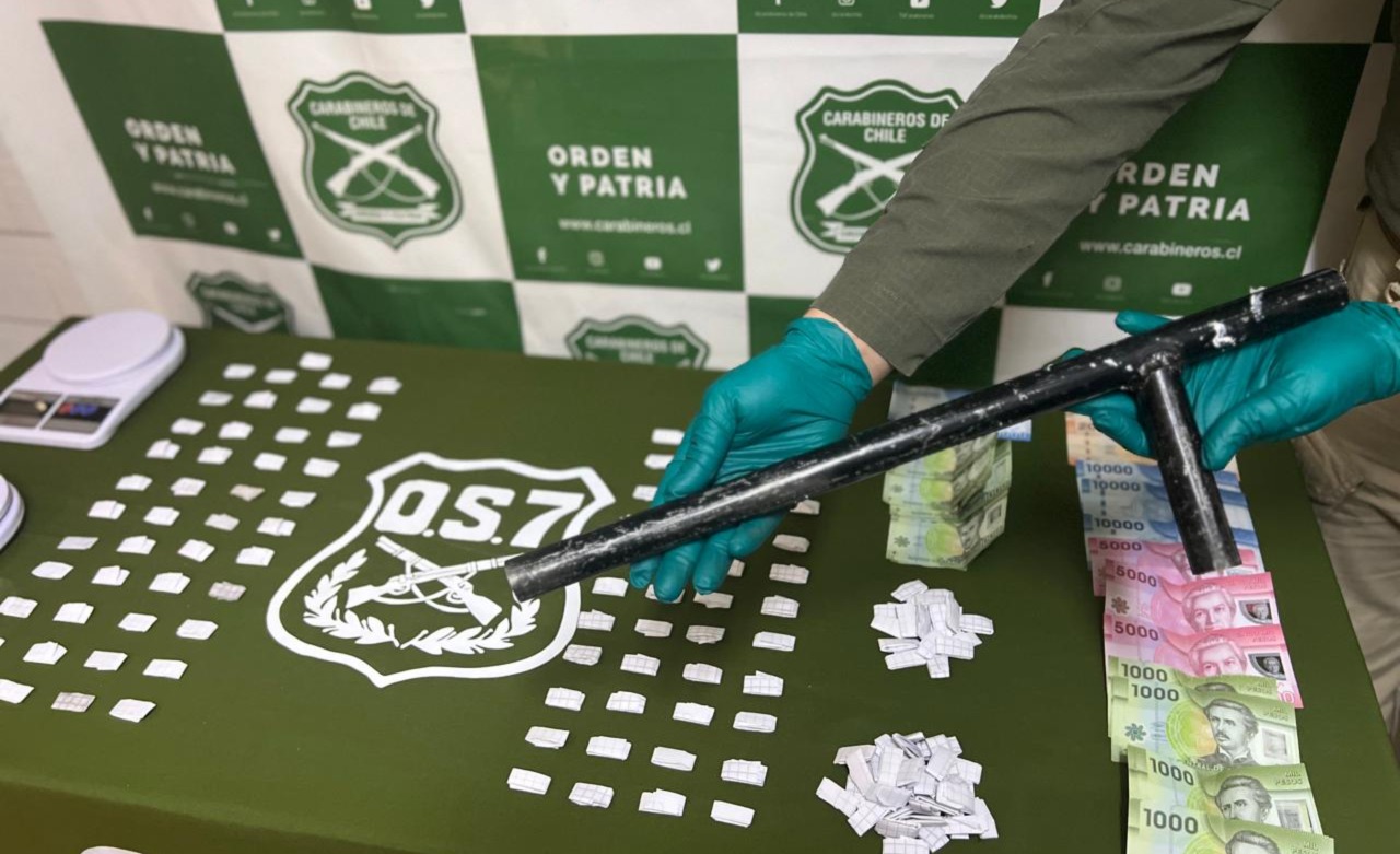 Allanamiento en Los Lagos deja a tres personas detenidas por microtráfico: Incautan droga y arma de fuego