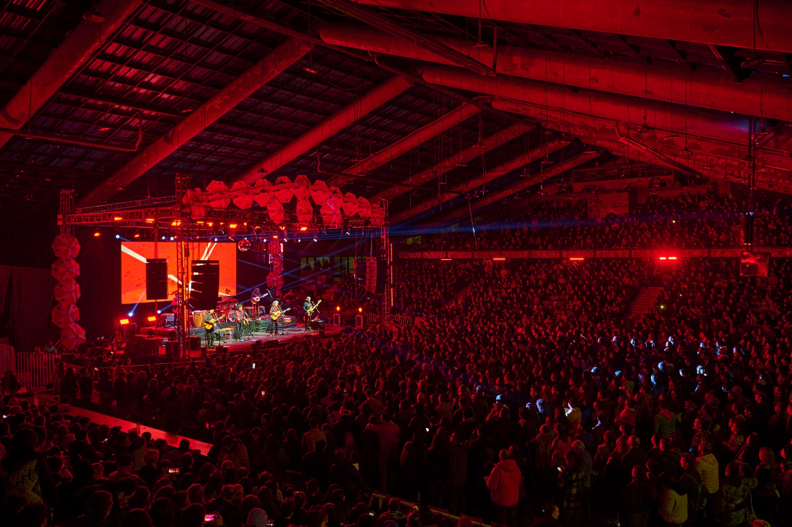 Coliseo Municipal lleno: Cerca de 7 mil personas asistieron al Festival de Los Paraguas en Valdivia