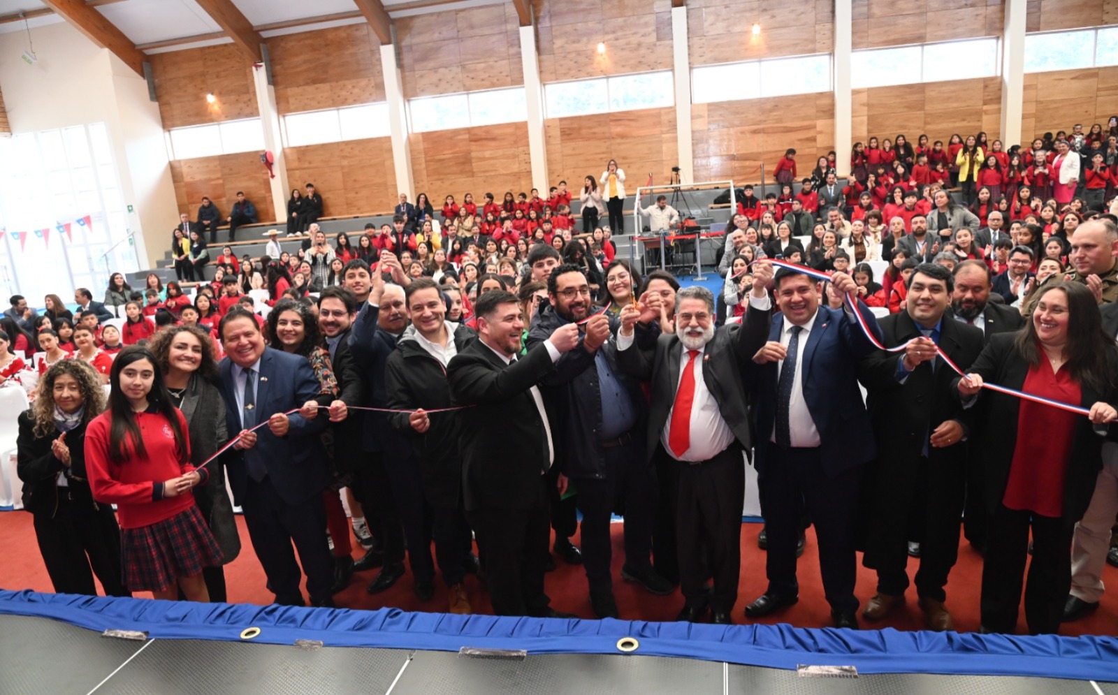 Ministro Cataldo inauguró la renovación de la Escuela Francia de Los Lagos, marcada por varios traspiés