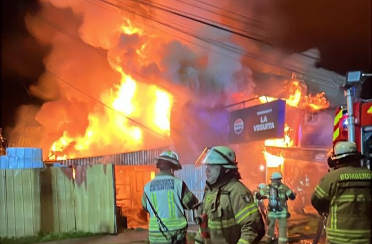 Hombre murió en un incendio que destruyó una casa y un local comercial en La Unión