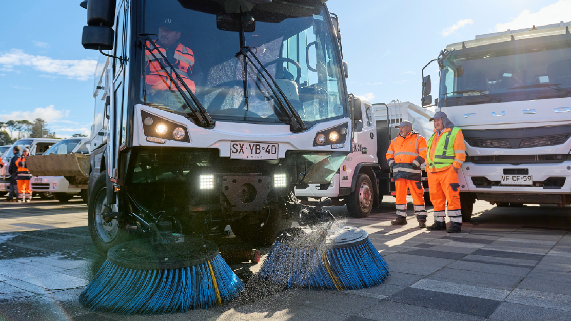 Alcaldesa de Valdivia presenta nueva flota de maquinaria para reforzar limpieza de calles y retiro de microbasurales