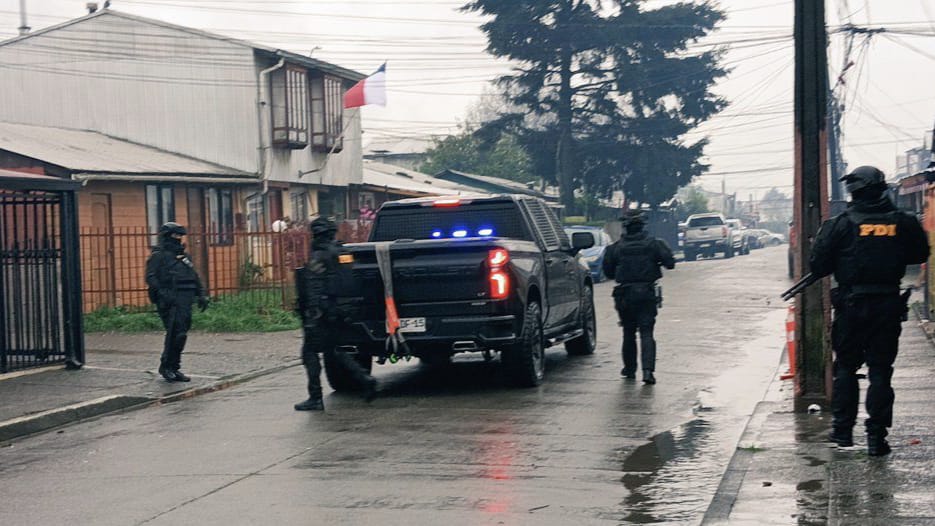 Operativo de la PDI deja 13 detenidos en Valdivia: Incautan droga, armas y municiones