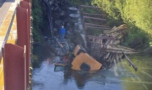 Camión de carga cae desde puente sobre el río Calcurrupe en Lago Ranco