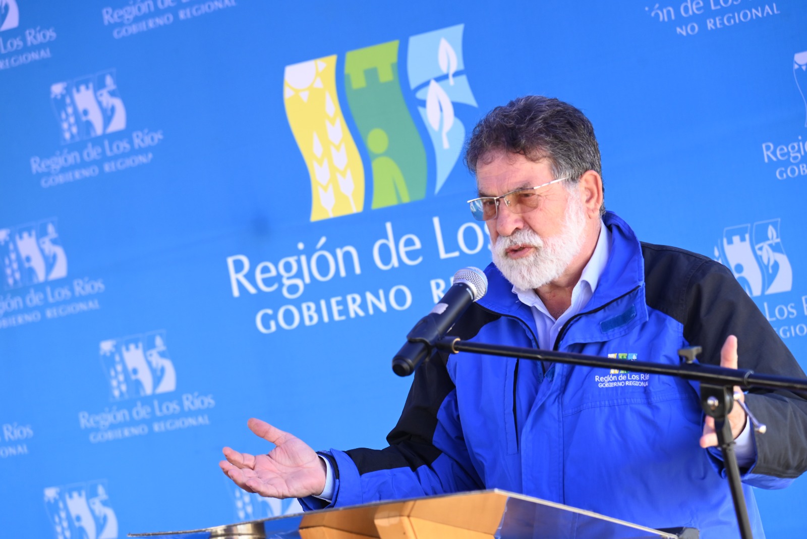 Gobernador Cuvertino se une a rechazo nacional por alza de combustibles y pide subsidios para regiones