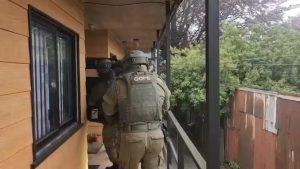 Allanamientos a cuatro domicilios en Valdivia dejan 8 detenidos y $300 millones en armas y droga incautada