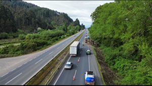 Volcamiento de camión bloquea una pista de la Ruta 5 Sur en Paillaco