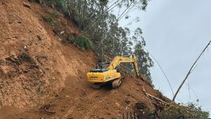 MOP trabaja en habilitación de bypass provisorio tras derrumbe que mantiene cerrada la Ruta Valdivia–Corral