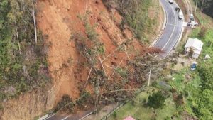 Deslizamiento de tierra bloquea ruta y mantiene a más de 50 familias aisladas en Corral