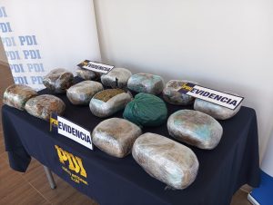 Tras evadir control: Persecución policial terminó con incautación de 15 kilos de marihuana en Lanco