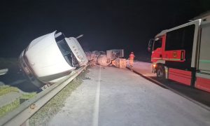 La Unión: Volcamiento de camión con carga corta totalmente la Ruta 5 Sur