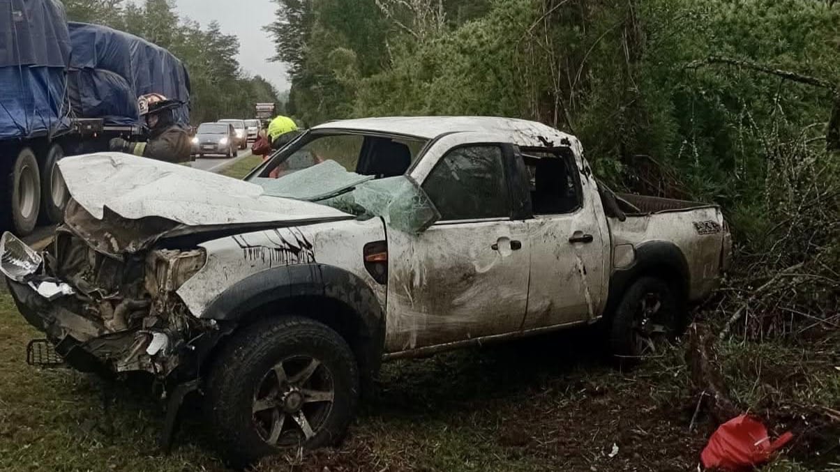 Volcamiento de camioneta en ruta Riñihue-Los Lagos deja a seis personas lesionadas